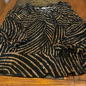 Size 4 (xxl) small pleated top with elastic bands at arms.